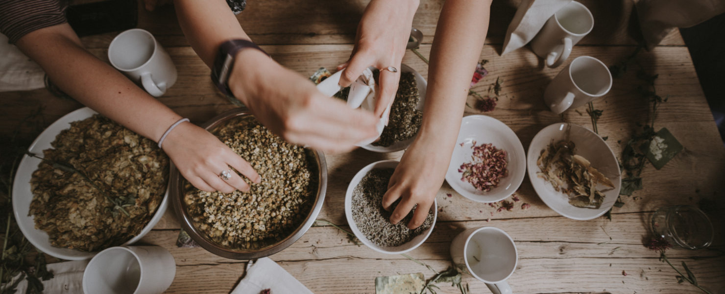 Genießen Sie das Leben! Gewürze, Suppen, Soßen und Kräuter für das Kochen, Grillen und Backen, denn Liebe geht durch den Magen. Frech und klassisch kombiniert: Original Herzel Spzialitäten unterstreichen den Geschmack Ihrer Gerichte, ohne aufgdringlich zu überdecken.   