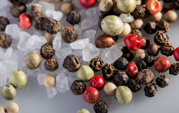 Herzel Gewürzmischungen, Gewürzsalze, Gewürzzubereitungen und original Curries werden nach eigenen Rezepturen hergestellt. Unsere Zutaten beziehen wir aus den besten Anbaugebieten der Welt. Aus Erfahrung  wissen wir, worauf es beim Würzen ankommt. Alle Herzel Gewürzprodukte sind handverlesen und mit Leidenschaft aufeinander abgestimmt.